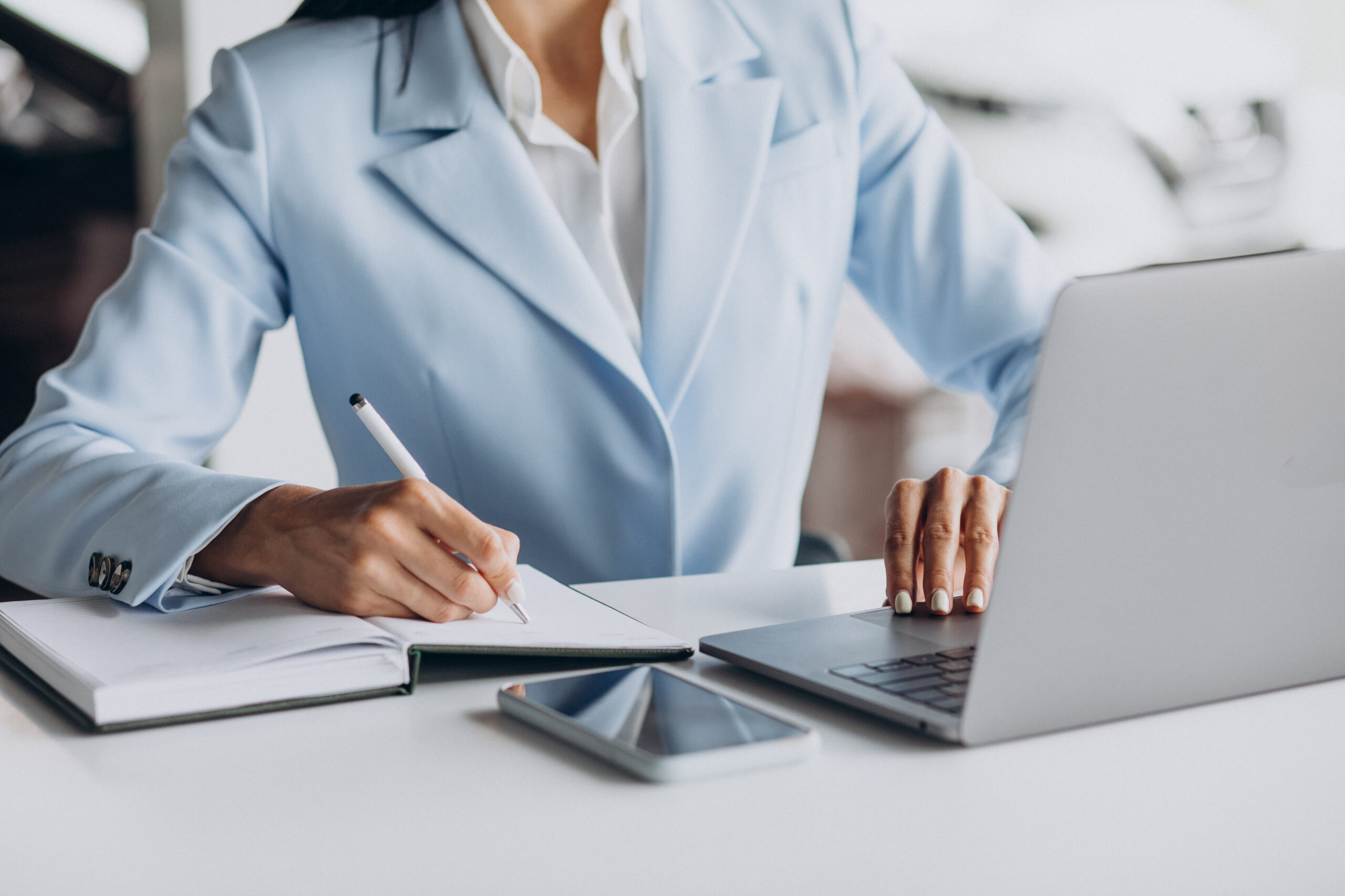 Business woman working in office on computer Notaire à son bureau